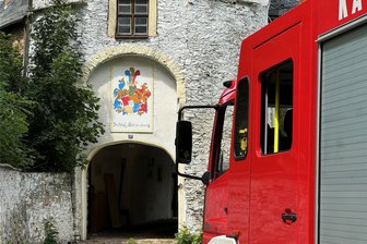 Rauch über Schloss Wiesenburg: Warum die Feuerwehr zu dem Wildenfelser Privatschloss ausrücken musste - Im Wiesenburger Schloss ist es am Mittwoch zu einem Feuerwehreinsatz gekommen.