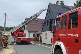 Rauch über Wohnhaus im Erzgebirge: Feuerwehr rückt aus - In Schönheide gab es am Mittwoch einen Feuerwehreinsatz.