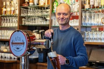 Rauchbier: Auerbacher Wirt braut Bamberger Spezialität - Steffen Fohlert zapft das neue "Awerbacher" Rauchbier. Der Gastronom und Brauer freut sich nicht nur darüber, dass die Bierspezialität aus Bamberg gelungen ist, sondern dass sie den Gästen schmeckt.