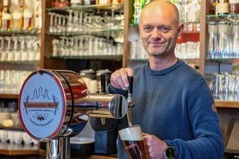 Rauchbier: Wirt braut Bamberger Spezialität - Steffen Fohlert zapft das neue "Awerbacher" Rauchbier. Gastronom und Brauer freut sich nicht nur darüber, dass die Bierspezialität aus Bamberg gelungen ist, sondern dass sie den Gästen schmeckt.
