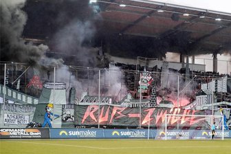 Rauchende Schlote in der Zwickauer Fankurve – Ausstellung in den Arcaden erinnert an legendäre Choreografie - 2020 ließen FSV-Fans das alte Ruß-Zwigge wieder aufleben.