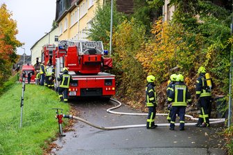 Rauchentwicklung: Feuerwehr rückt in Schwarzenberg aus – Polizei ermittelt wegen Brandstiftung - Zu einem Brand am Brückenberg in Schwarzenberg ist die Feuerwehr alarmiert worden.