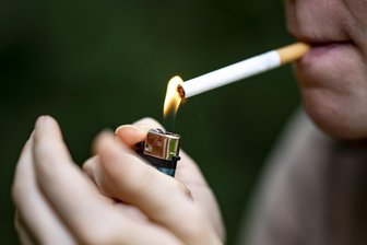 Raucher aufgepasst: Zigaretten sollen deutlich teurer werden - Rauchen wird noch teurer, wenn es nach den Plänen von Bundesfinanzminister Lars Klingbeil (SPD) geht.