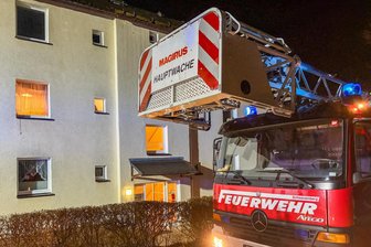 Rauchmelder in Mehrfamilienhaus im Erzgebirge schlägt Alarm: Bewohnerin kann gerettet werden - Dank eines Rauchmelders konnte am Montagabend in Erla Schlimmeres verhindert werden.
