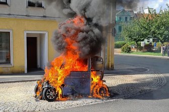 Rauchsäule über Meerane: Elektroauto steht in Flammen - Die Flammen zerstörten das Elektroauto. Das Foto entstand im unteren Bereich der Achterbahn kurz nach dem Eintreffen der Freiwilligen Feuerwehr.