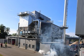 Rauchschwaden am Brückenberg: Wie die Großübung der Zwickauer Feuerwehren abgelaufen ist - Das Biomasse-Heizkraftwerk an der Reinsdorfer Straße war am Donnerstag Schauplatz einer Feuerwehrübung.