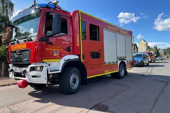 Rauchschwaden über Hainichen: Anwohner helfen der Feuerwehr - Die Feuerwehr wurde in Hainichen zu einem Heckenbrand an die Gabelsberger Straße gerufen.
