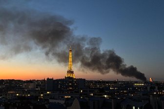 Das Feuer war in der Nähe der Innenstadt ausgebrochen - der Blick auf den Eiffenturm war deshalb am Montag von der Rauchwolke geprägt.