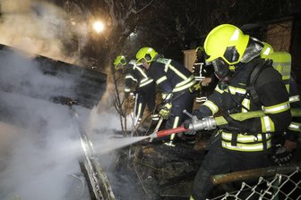 Rauchwolken auf Nachthimmel - Laube in Röhrsdorf brennt -