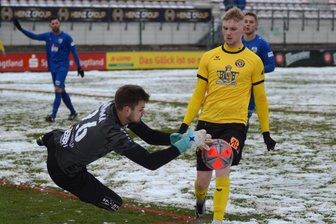 Rauer Ton beim VfB Auerbach: Wieso die Oberliga-Fußballer gegen Wismut Gera lieber punkten - Cedric Grafs Torschuss hat Grimmas Torhüter Christopher Hauswald hier beim letzten Heimspiel sicher.