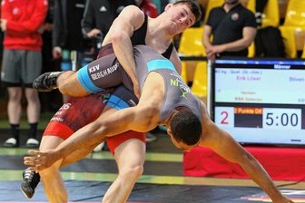 Rauf oder runter im Ringen um Olympia - Erik Löser, hier bei der Ausführung eines Wurfes während eines Bundesligakampfes, will beim Grand Prix von Deutschland die Qualifikation für die Weltmeisterschaft schaffen. 