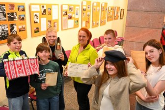 Raufaser, Hebebühnen, Gebetsteppich: Schüler lassen Lunzenauer Industrie aufleben - Schüler haben die Ausstellung zur Lunzenauer Industriegeschichte im Rathaus gestaltet. Die Leitung der AG hat Gästeführerin Carmen Petrus (Bildmitte).