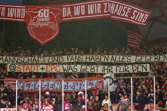 „Rauft euch zusammen“ und „Lasst nicht zu, dass der Sieg sinnlos ist“: Welche Appelle der Fans der Eispiraten Crimmitschau im Netz auftauchen - Die Plakate waren am Sonntag kurz nach der Partie zwischen Crimmitschau und Regensburg in der Heine-Kurve zu lesen.
