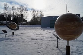 Raumfahrt-Ausstellung wird immer teurer: Wie geht es jetzt weiter? - Die Modelle der Riesenplaneten Jupiter und Saturn (links) im Planetenpark an der Raumfahrtschau lassen die Größenordnungen des Weltalls erahnen. Auch die Kosten des linker Hand geplanten Anbaus an das Ausstellungsgebäude haben eine unerwartete Dimension erreicht.