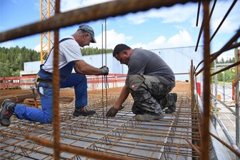 Raumfahrtschau in Rautenkranz: Erste Decke sitzt – und etwas Besonderes kommt - Am neuen Anbau der Raumfahrtausstellung in Morgenröthe-Rautenkranz wird die erste Decke von Mitarbeitern des Unternehmens BMB Bau gebaut. Das Unternehmen ist für den kompletten Rohbau verantwortlich.