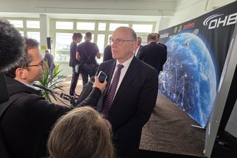 Raumfahrtunternehmen im Vogtland: Wie viel Rüstung steckt in OHB? - Großes Medieninteresse für die Übernahme im Vogtland: OHB-Vorstandschef Marco Fuchs steht Rede und Antwort.