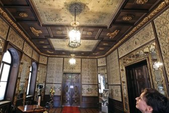 Raumklima schadet den Seidentapeten - Blick in das Chinesische Zimmer des Schlosses Waldenburg. Die Seidentapeten wurden im 18. Jahrhundert in China hergestellt.