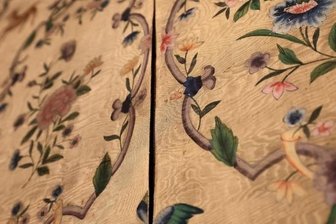 Raumklima schadet wertvollen Seidentapeten - Handbemalte Tapeten im Schloss Waldenburg. Das Raumklima schadet den historisch wertvollen Wandverzierungen.