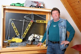 Raupenkran, Ghostbusters-Auto, Hubschrauber: Erzgebirger zeigt ungewöhnliche Lego-Sammlung - Mario Strobel zeigt im Pferdegöpel unter anderem Baufahrzeug-Modelle.