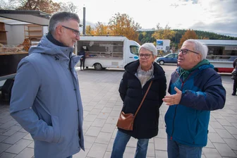 Raus aus dem Amt: Stadtchef im Vogtland geht zur Bürgersprechstunde auf den Wochenmarkt - Marlis Mischke und Jürgen Engel machten in Bad Elster Urlaub. Sie kamen zur Bürgersprechstunde am Kirchplatz mit Bürgermeister Olaf Schlott (links) ins Gespräch.