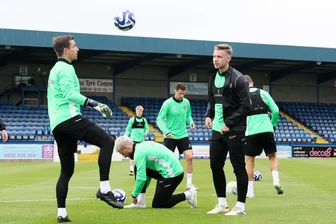 Raus aus dem Flugzeug, ab auf den Rasen: Erzgebirge Aue in Nordirland angekommen - Der FC Erzgebirge Aue mit einer Trainingseinheit vor dem Freundschaftsspiel gegen den Glenavon Football Club.
