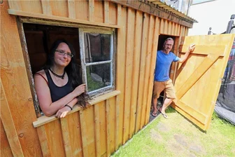 Raus aus dem Homeoffice: gemeinsames Projekt hilft Mädchenwohngemeinschaft in Freiberg - Charlotte Rothe und Heiko Dreyer im aufgemöbelten Schuppen des Mädchenhauses.