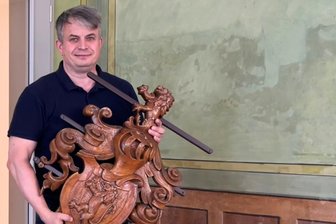 Raus aus dem Sparkassen-Provisorium - das Rathaus Sayda funktioniert wieder - Stefan Wanke, Bürgermeister von Sayda, mit dem Stadtwappen im Trausaal des Rathauses.