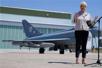 Raus aus der Defensive: Verteidigungsministerin Lambrecht bei der Bundeswehr - Bundesverteidigungsministerin Christine Lambrecht besucht das Taktische Luftwaffengeschwader 74 in Neuburg. Auch hier wird sie mit Problemen konfrontiert. 