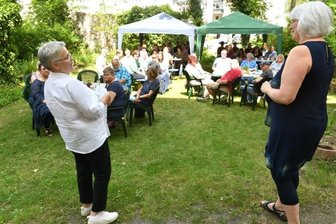 Raus aus der Lebenskrise: "Blitzableiter" feiert Geburtstag - Marion Fischer und Ortrun Elze (rechts) vom "Blitzableiter" begrüßen die Gäste des Jubiläumsfestes in der Freiberger Wernerstraße.