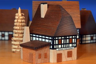 Raus im Winter: Drei Tipps für Mittelsachsen - Mini-Häuschen von Roman Naumann aus Rechenberg-Bienenmühle. Er stellt gerade in Mittweida aus.