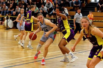 Raus mit Applaus: Chemcats beenden Saison mit Heimsieg - Am Samstagabend noch im Ballkleid bei der "Chemmy"-Verleihung, am Sonntag dann im Dress auf dem Parkett beim Sieg gegen Göttingen: Lilly Küppers (am Ball) von den Chemcats hatte am Wochenende viel zu feiern - auch, wenn es für die ganz großen Erfolge nicht gereicht hat. 
