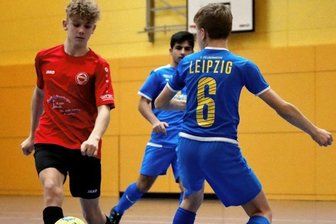 Raus mit Applaus - Das Frankenberger U-14-Team, hier mit Mika Sieber (l.) am Ball, versuchte alles gegen den Drittplatzierten der Landesliga, aber am Ende gewann der 1.FC Lok Leipzig knapp mit 3:2. 