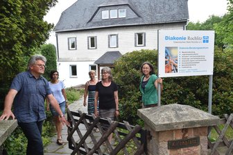 Rauschbrille aufgesetzt: Ein ungewöhnlicher Test bei Aktion in Burgstädt - Mitarbeitende der Diakonie Rochlitz vor dem Beratungszentrum in Burgstädt.