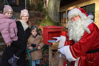 Rauschebart leert Wunschbriefkästen im Erzgebirge – Zwei Termine gibt es noch - Jetzt hat der Weihnachtsmann den ersten Wunschbriefkasten in Grünhain-Beierfeld geleert.