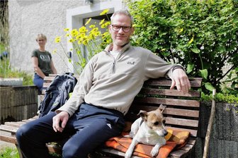 Rauschenbachmühle: Traditionsreiche Unterkunft im Erzgebirge startet neu durch - Gehören zu den ersten Gäste der neu eröffneten Rauschenbachmühle: Christoph Jäckin und Annett Bechler aus Leipzig sowie Hündin Paula. 