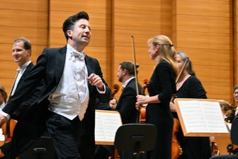 Rauschendes Fest zur Eröffnung der Konzertsaison in Chemnitz - Mit Energie und Spielfreude eröffnete der neue Generalmusikdirektor Benjamin Reiners die Konzertsaison, konnte sich vor Glückwünschen während der anschließenden Party kaum retten.