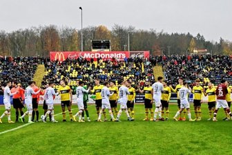 Rauschendes Fußballfest für alle Seiten - Über 3700 Zuschauer verfolgten im Plauener Vogtlandstadion das Sachsenpokal-Achtelfinale zwischen dem VFC-Oberligateam und dem Drittligisten von der SG Dynamo Dresden. Es war am Ende ein friedliches Fußballfest, bei dem die Gäste mit 7:3 die Oberhand behielten. Lob für die Organisation und Durchführung des Fußball-Events gab es von vielen Seiten. 