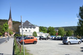 „Rausquetschen, was geht“: Neuer Parkplatz in Bad Elster zu eng? - Der Parkplatz an der Hagerstraße ist aktuell unbefestigt. Das soll sich ändern.