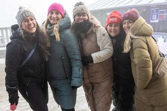 Rave am Fichtelberg – Warum es schneller als gedacht im Erzgebirge eine Fortsetzung geben könnte - Jana, Martha, Katel, Netti und Eileen (v. l.) sind für „Rave am Fichtelberg“ eigens aus Freital beziehungsweise Dresden angereist und sofort zur Party aufs Plateau gefahren.