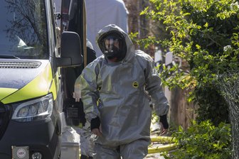 Razzia auf Bauernhof: Polizeibekannter Teenager aus Sachsen soll tödliche Giftstoffe hergestellt haben - In Schutzkleidung sicherten Einsatzkräfte die Giftstoffe in Zeithain.