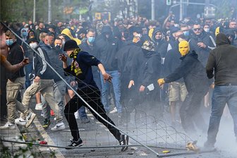 Razzia bei Dynamo-Gewalttätern - ein Beschuldigter in U-Haft - Die Ausschreitungen rund um das Spiel um den Aufstieg in die Zweite Bundesliga zwischen Dynamo Dresden und Türkgücü München im Mai 2021 gelten als die schwersten Fußballkrawalle in der Landeshauptstadt seit Jahren. 185 Polizisten und einige Journalisten waren dabei verletzt worden.