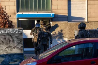 Razzia im Rocker-Milieu - Durchsuchungen in drei Städten - Polizei durchsucht neun Objekte in drei Städten wegen Verdachts auf Drogen- und Waffenhandel.