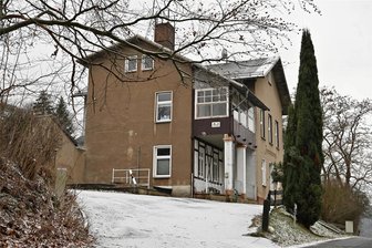 Razzia in ehemaliger Jugendherberge in Rochlitz: Verdacht auf Drogenhandel - Die ehemalige Jugendherberge in Rochlitz ist am Donnerstag von Zollbeamten durchsucht worden - wegen Verdachts auf Drogenhandel.