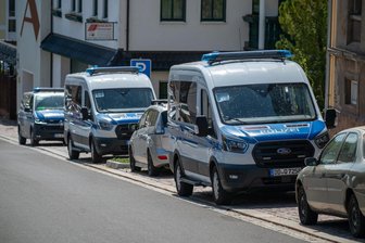 Razzia in Waldheim: Polizei durchsucht Wohnhaus - Großes Polizeiaufgebot für einen Durchsuchungseinsatz auf der Waldheimer Breitscheidstraße.