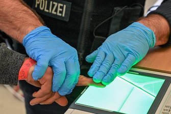 Razzia nach Angriff auf Polizisten in Annaberger Club: Kripo durchsucht Wohnungen - Die Polizisten stellten mehrere Beschuldigte fest, bei denen unter anderem Fingerabdrücke und DNA-Proben genommen wurden.