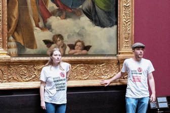 Razzia nach Klebeprotest in Dresdner Galerie - sächsische Klima-Aktivistin kündigt weitere Aktionen an - Angeklebt: Die beiden Umwelt-Aktivisten der Gruppe "Letzte Generation" am 23. August in der Gemäldegalerie "Alte Meister" am Gemälde "Sixtinische Madonna" von Raffael.