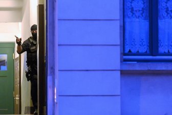 Razzia nach Mordplänen an Kretschmer: Der Hass bekommt Hausbesuch - Dresden: Ein Polizist steht während einer Razzia in einem Haus im Stadtteil Pieschen.