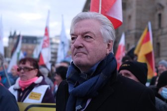 Razzien auch in Sachsen: Nancy Faeser verbietet Elsässers rechtsextremes Magazin „Compact“ - Leipzig, 26. November 2022: Jürgen Elsässer, Herausgeber des Compact-Magazins, bei einer Demonstration auf dem Simsonplatz.