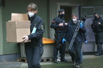 Razzien nach Kunstraub im Grünen Gewölbe: Die Akte des Remmo-Clans - Polizeibeamte sichern während einer Grossrazzia in einem Wohnhaus im Berliner Bezirk Kreuzberg Beweismaterial.