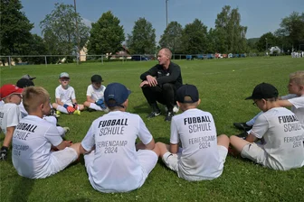 RB-Feriencamp lockt junge Fußballer nach Silberstraße - Interessiert hörten die jungen Fußballer am Donnerstag zu, als der ehemalige Torwart Perry Bräutigam zu Gast im RB-Feriencamp in Silberstraße war.